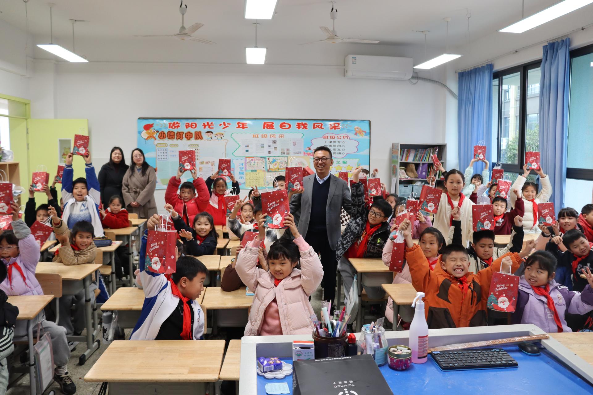 AI科普课堂 趣味启蒙点亮童年好奇心--星问科技进校园公益科普活动